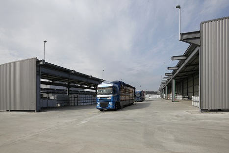 Täglich verlassen 30 bis 40 beladene LKW das Werksgelände.