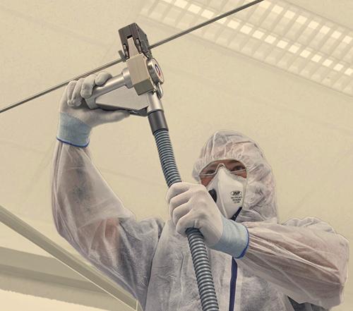 Welding in clean room with a closed chamber welding head