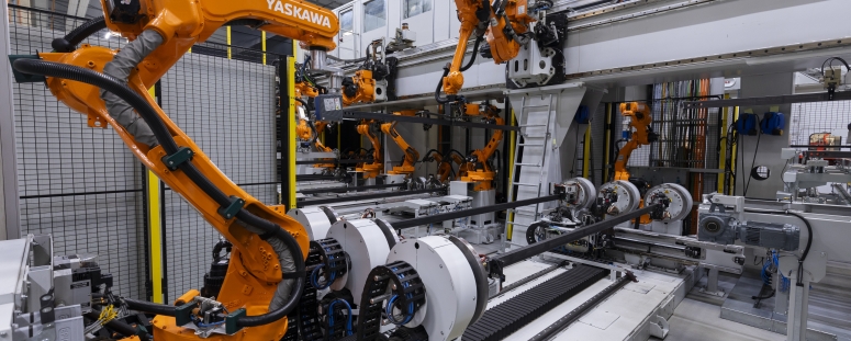 Insgesamt 18 Motoman-Roboter arbeiten in einer vollautomatischen Schweißanlage für Gerüstteile bei PERI „Hand in Hand“.