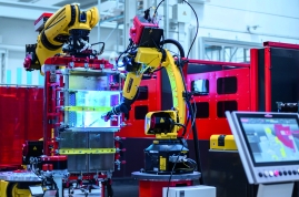 Roboterschweißzelle schweißt Wechselrichtergehäuse aus Aluminium